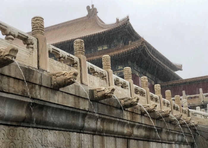 Thousand dragons spitting water