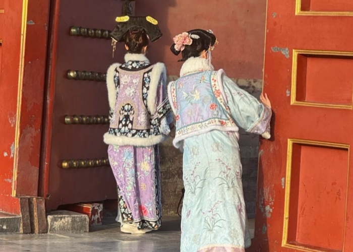 Tourists are wearing imitation Qing Dynasty costumes.