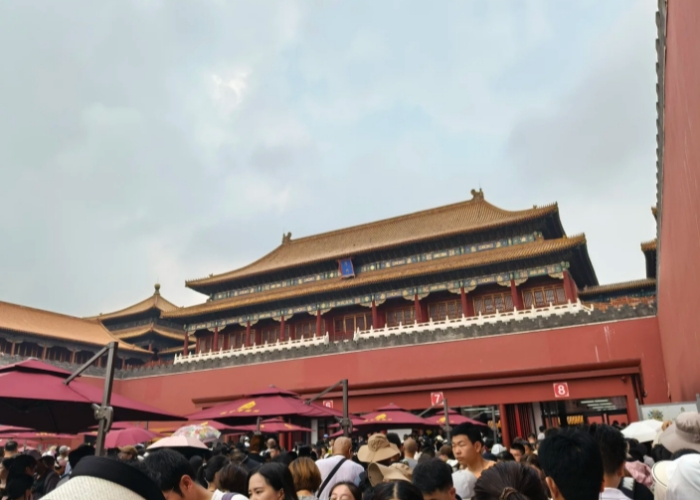 Tourists queue up to enter the Forbidden City.