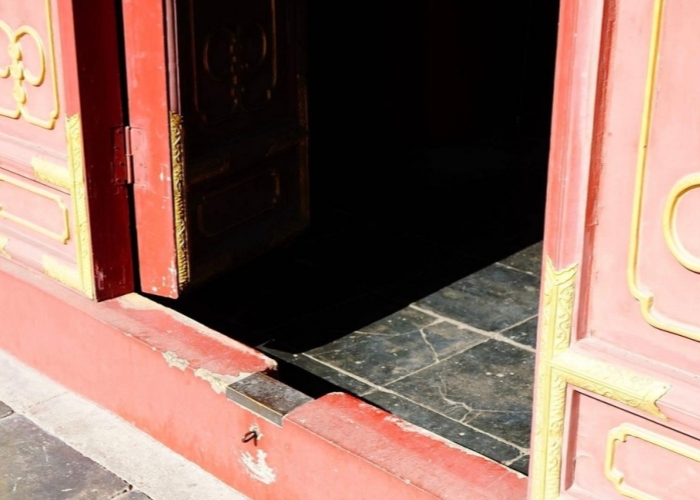 a threshold of one room